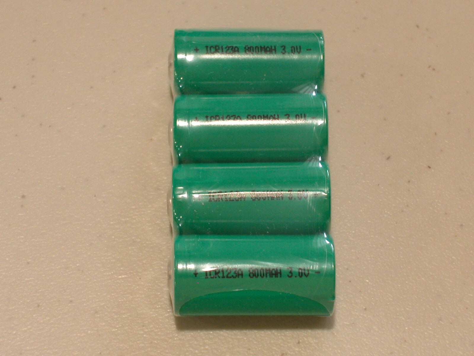 4 x CR123A BATTERY 3v RECHARGEABLE + 1 TRUSTFIRE TR-001 CHARGER