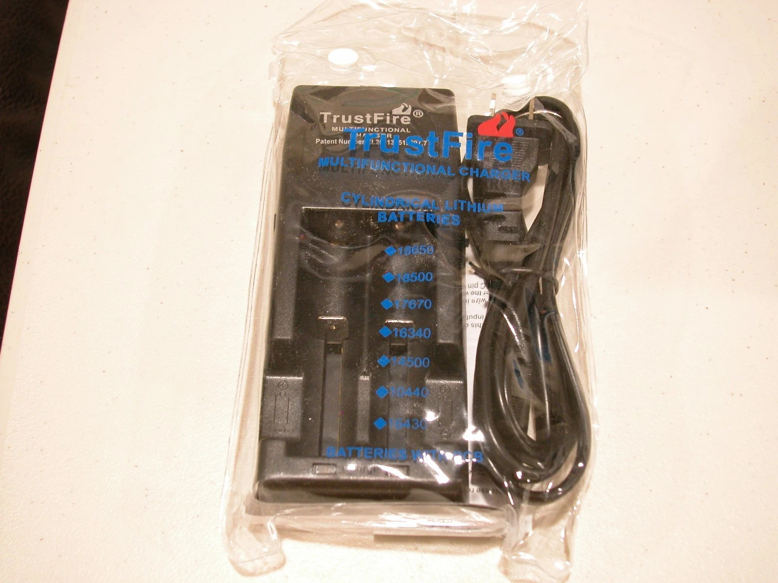 8 CR123A BATTERY 3v RECHARGEABLE +TRUSTFIRE TR-001 CHARGER