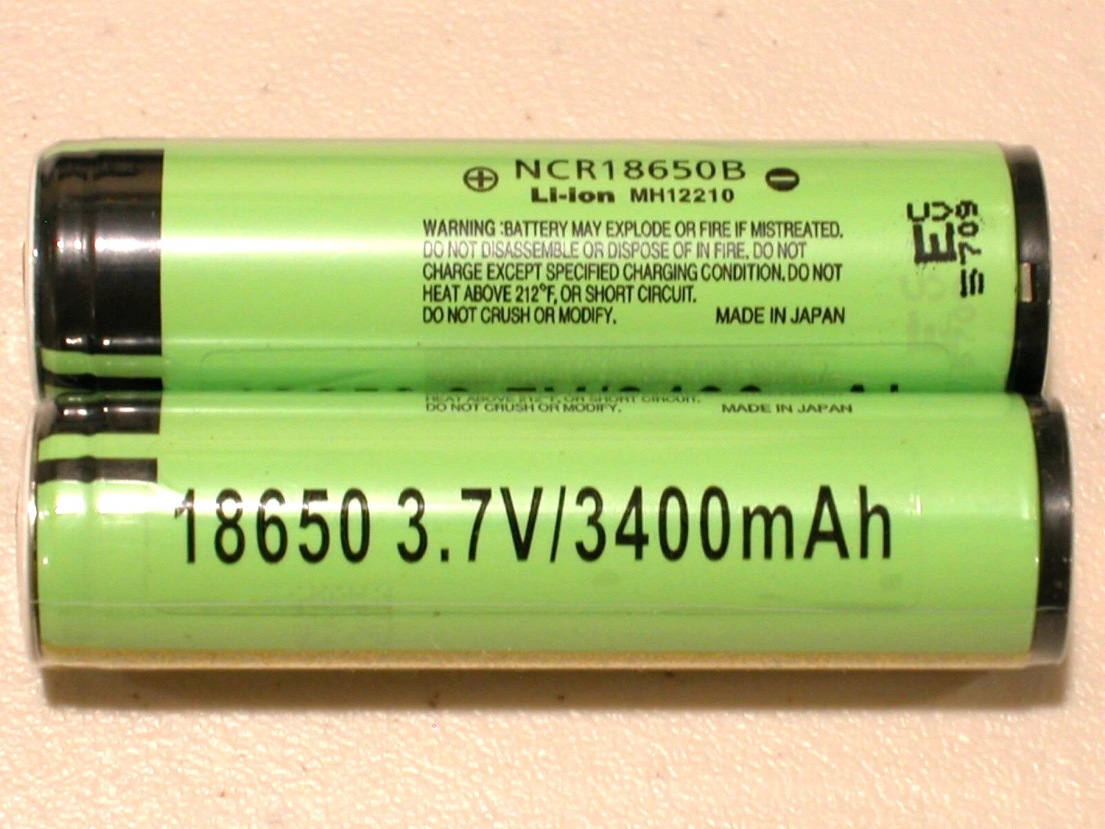 Genuine Nitecore D4 Digi charger w/ 4 Panasonic Flashlight NCR B batteries w/PCB