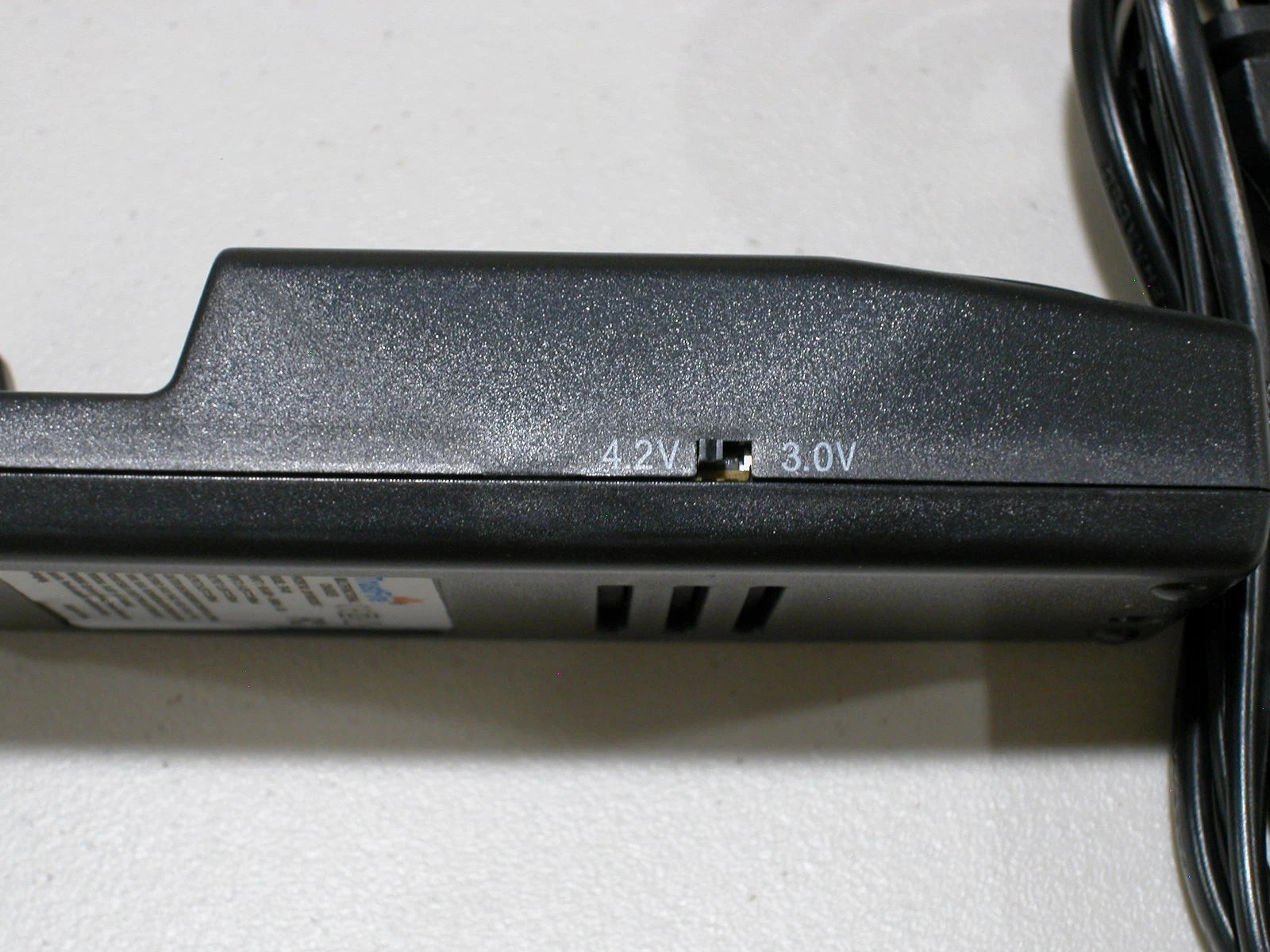 TR-001 TrustFire battery charger 18650 18500 14500 16340 CR123 3.0 or 3.7 volts
