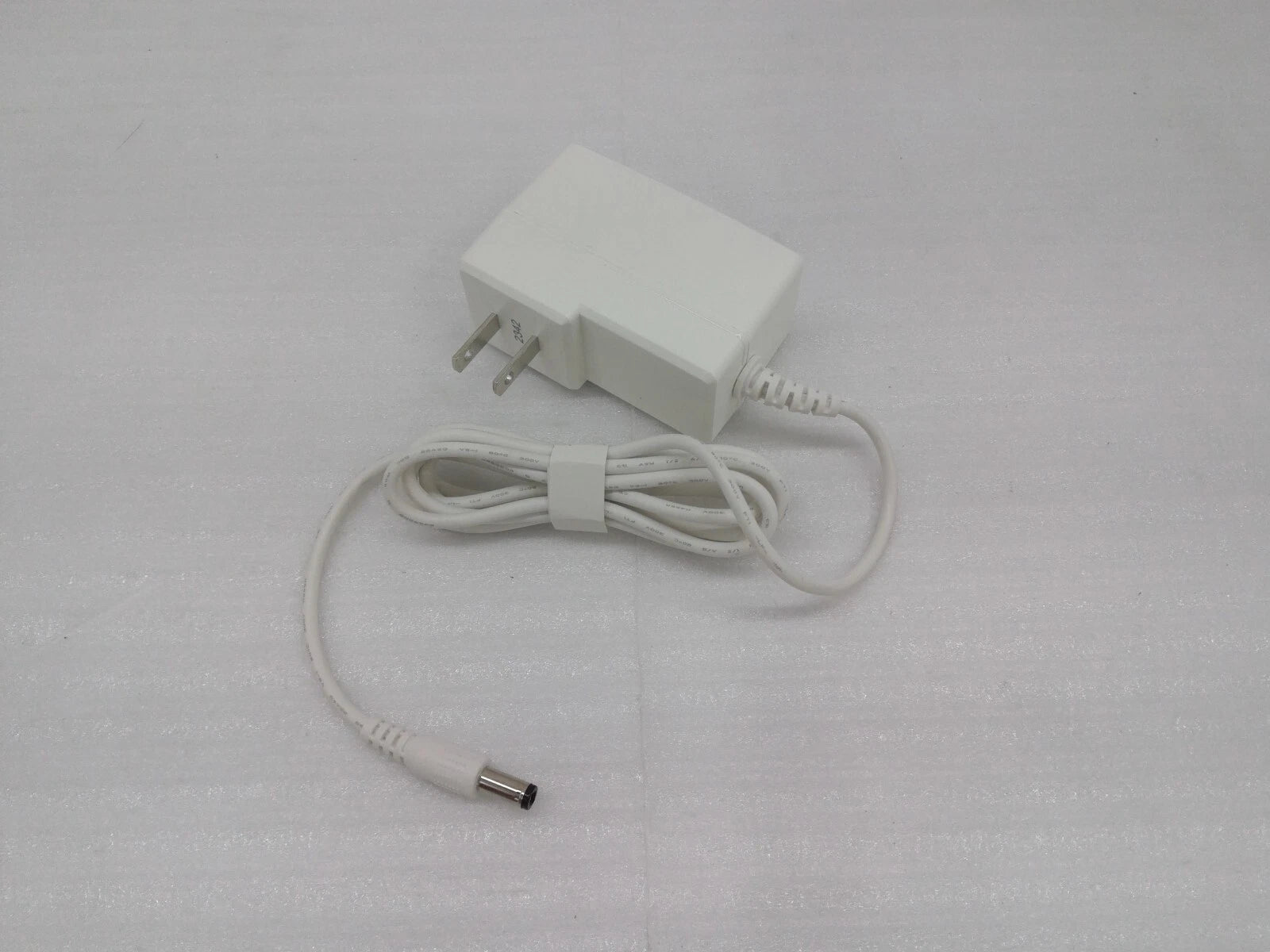 New Flypower AC Adapter Power Supply Model PS24L120K2000UD 12V 2A 24W