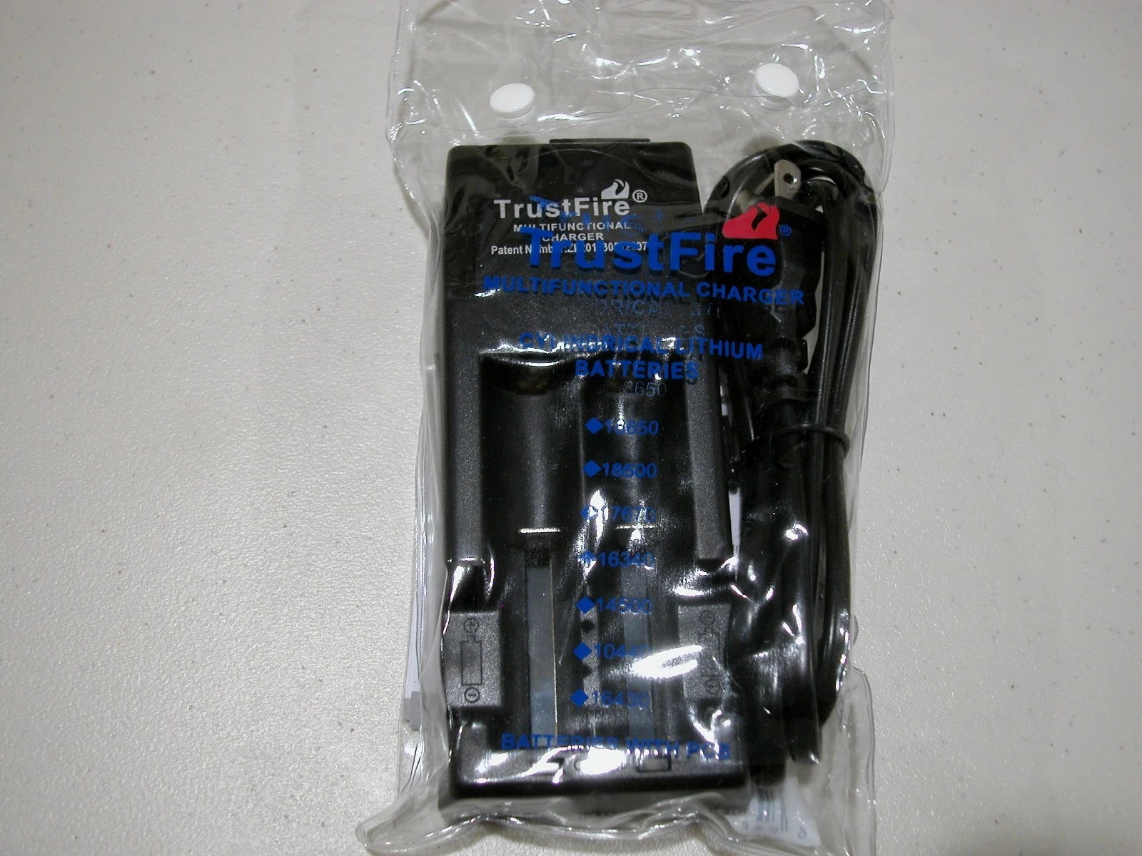 TR-001 TrustFire battery charger 18650 18500 14500 16340 CR123 3.0 or 3.7 volts