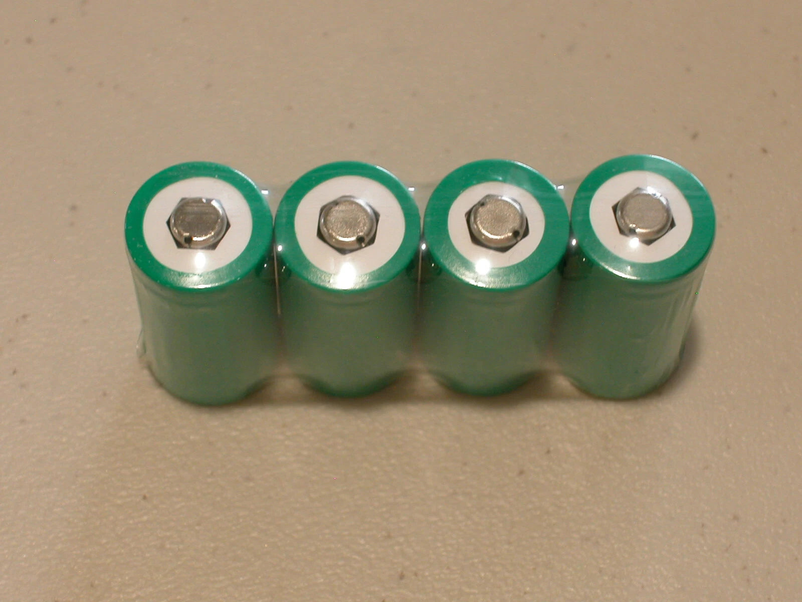 4 x CR123A BATTERY 3v RECHARGEABLE + 1 TRUSTFIRE TR-001 CHARGER