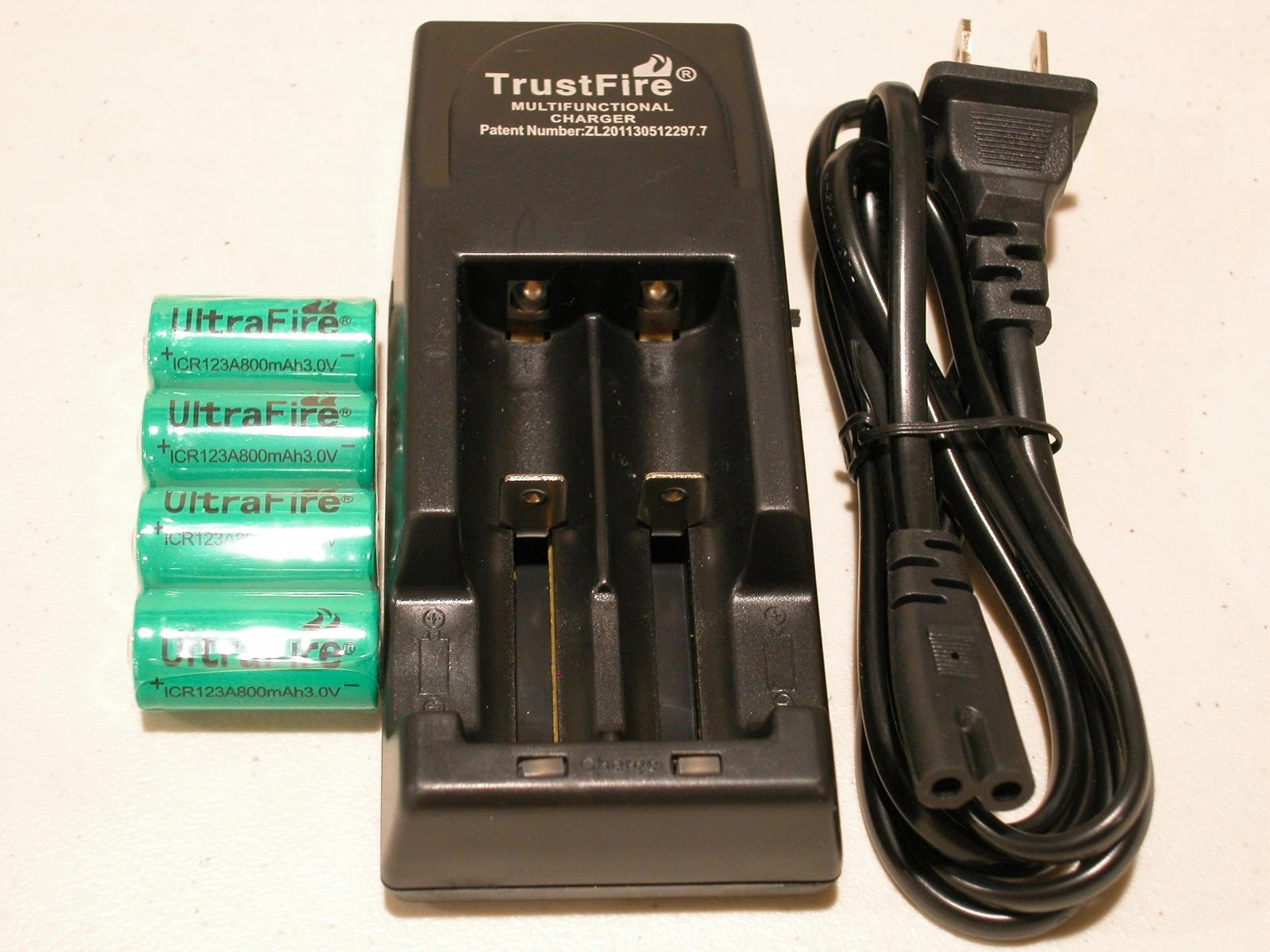 8 CR123A BATTERY 3v RECHARGEABLE +TRUSTFIRE TR-001 CHARGER